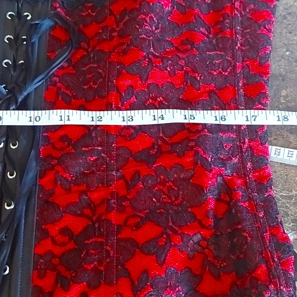 Quality Red and Black lace corset - Picture 14 of 15